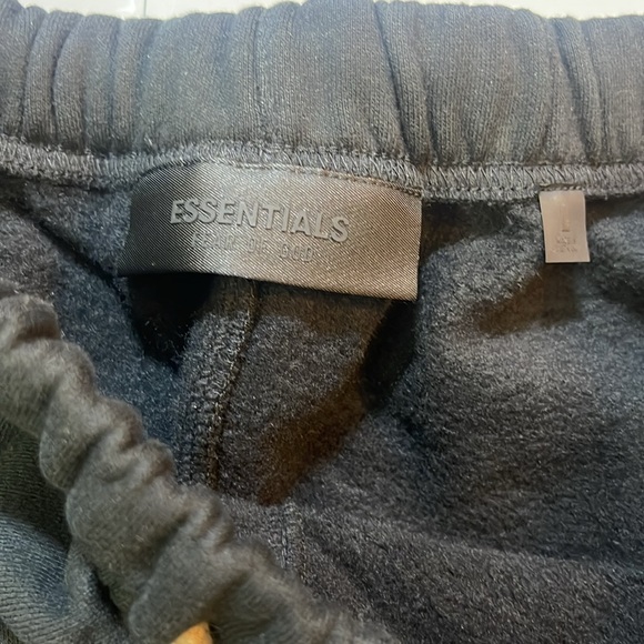 - Fear of god essentials jet black sweat shorts(black collection) - Picture 3 of 7